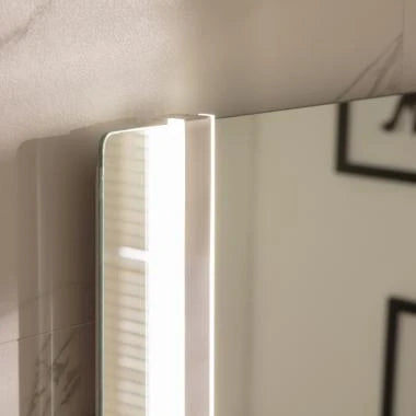 LED spiegelverlichting aluminium boven spiegel geinstalleerd
